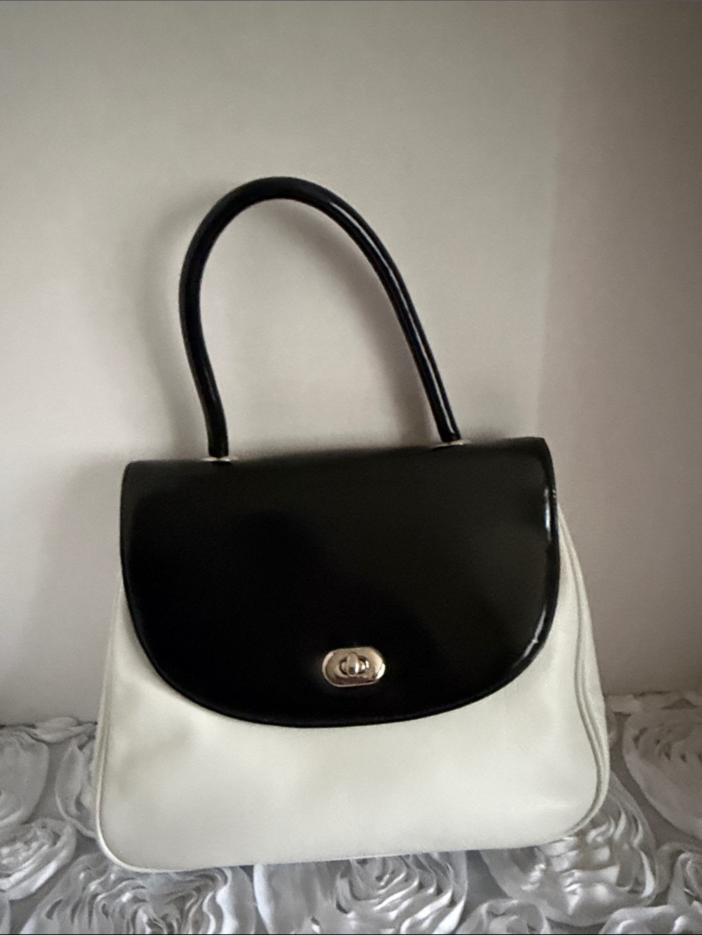 Vintage d'margeaux NY LA Black & White Bicolor Top-Handle Handbag Clasp Purse